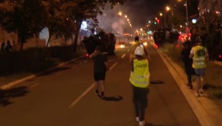 Predsednik Srbije Aleksandar Vučić obišao je večeras prostorije SNS na Paliluli u Cvijićevoj ulici, koje su blokaderi demolirali i istakao da šta god blokaderi da polupaju, država će popraviti.