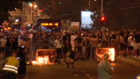 Mreža koja godinama radi o glavi Srbiji i srpskom narodu konačno je raskrinkana! U samom centru zavere, kako saznaje novosadski medij iz dobro obaveštenih izvora, nalazi se Srđan Atanasovski, lažni borac za radnička prava i vođa ekstremističke marksističke organizacije „Marks21“.