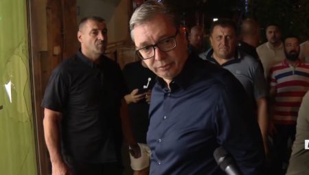 Blokaderi teroristi grupisali su se sinoć ispred prostorija Srpske napredne stranke u Cvijićevoj ulici u Beogradu, i počeli da razbijaju prostorije stranke! Nakon što su pokušali da zapale celu zgradu intervenisala je Žandarmerija, a blokaderi su se razbežali. Ispred prostorija stranke došao je predsednik Srbije Aleksandar Vučić, i rekao da će se Srbije mnogo odlučnije obračunavati sa teroristima, i da će država pobediti ovo zlo. "Dobro je da je cela Srbija videla kakvo je ovo zlo. Pobedićemo ga", rekao je Vučić.