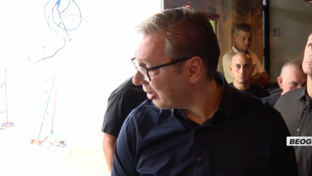 Ispred demoliranih prostorija Srpske napredne stranke došla je i ekipa ruskih medija, a njihova reporterka postavila je pitanje predsedniku Aleksandru Vučiću.