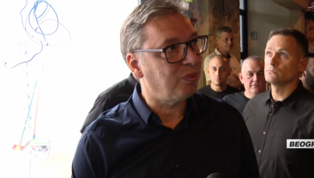 Vučić je na licu mesta u Cvijićevoj ulici ispred demoliranih prostorija SNS-a govorio o nemilim događajima koji su se desili večeras