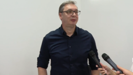 Predsednik Srbije, Aleksandar Vučić, obišao je prostorije SNS na Paliluli koje su blokaderi nasilnici razbili.