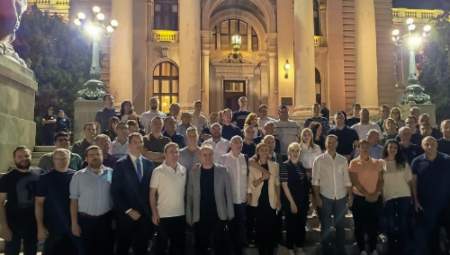 Potpredsednica Vlade i ministarka privrede Adrijana Mesarović sinoć je provela vreme sa građanima ispred Narodne skupštine Srbije.