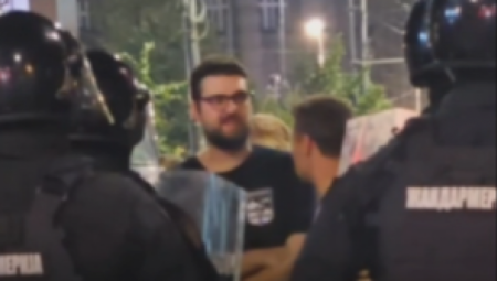 Sudija Miloš Labudović odbio je predlog da se Marku Marjanoviću, poznatijem na društvenim mrežama kao „Kristal Met Dejmon“, odredi pritvor. Marjanović je uhapšen juče zbog sumnje da je napao pripadnike Žandarmerije tokom protesta 14. i 15. avgusta u Beogradu.