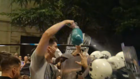 Advokat Andreja Tanka priznao je da blokader prskao policiju.