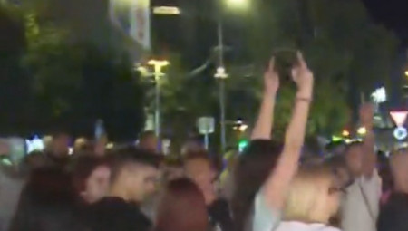 U Zaječaru su večeras blokaderi došli do prostorija SNS. Kamera je zabeležila njihovo sramno ponašanje, pokazivali su srednji prst i vređali građane. Takođe, blokaderi su pokušavali da isprovociraju policiju u  Pančevu sramno vređajući policajce pogrdnim rečima. Slična je situacija je zabeležena i Čačku