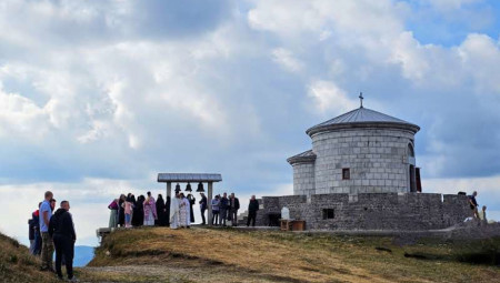 Na praznik Preobraženja Gospodnjeg, Mitropolit crnogorsko-primorski Joanikije služio je liturgiju na Ključkom Tavoru na Bjelasici, gde je u besedi podsetio da hrišćanska vera nije vera tame, već svetlosti i života. Međutim, istakao je i da Crna Gora nosi duboku ranu – rušenje Njegoševe kapele na Lovćenu.