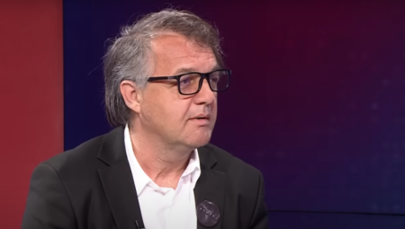 Umesto da bude trećerazredni advokat kao što i jeste, Srđan je više nalik pravnom službeniku koji u slobodno vreme pokušava da postane poeta-influenser. Dva glasa u njegovoj glavi se nadmeću – advokat i pesnik