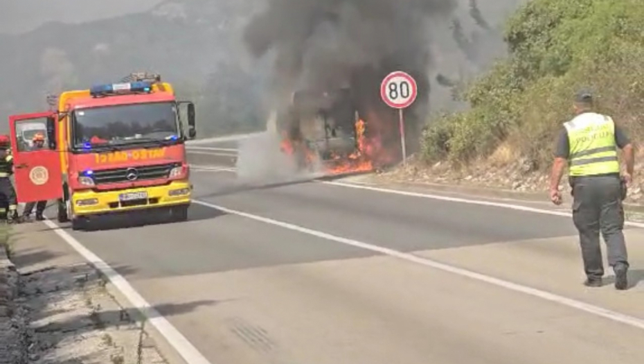 Vatrogasci gase zapaljeno vozilo