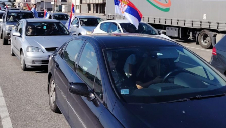 Građani iz Šapca krenuli su ka Loznici da podrže skup protiv blokada.