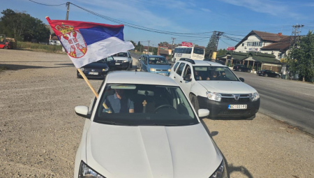 Građani iz opštine Koceljeva koji hoće stabilnost i mir krenuli su u Loznicu na skup