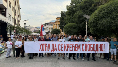 U centru Loznice okupio veliki broj građana koji žele da iskažu svoju podršku skupu protiv blokada.