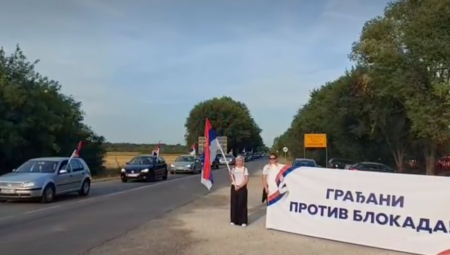 Građani iz Prigrevice i Apatina krenuli su da podrže skup protiv blokada.