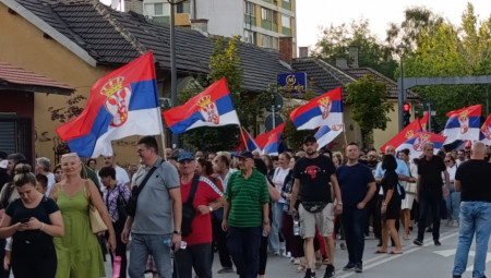 Građani Bora danas su se okupili i u kolonama automobila krenuli na skup protiv blokada.