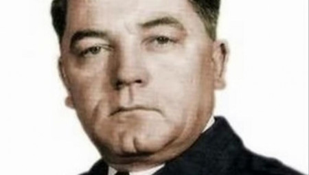 Andrija Artuković je kao ustaški ministar policije naredio da se radi odmazde ubija civilno stanovništvo, posebno srpske nacionalnosti, i to čitava naselja, a njegova „specijalnost“ u zatiranju Srba bila je gaženje ljudi tenkovima.