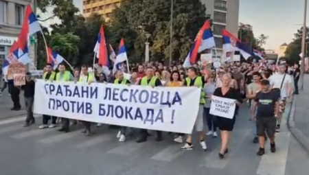 Građani Leskovca danas su izašli na ulice i krenuli na skup protiv blokada.