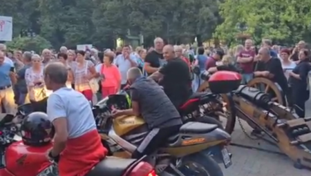 Građani Kikinde danas su ustali protiv blokada i jasno pokazali da im je dosta svakodnevnih smetnji.