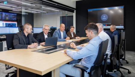 Kompanija NIS nastavila je sa realizacijom digitalnih projekata u oblasti istraživanja i proizvodnje nafte i gasa i unapredila rad Centra za upravljanje proizvodnjom ulaganjima vrednim više od 2 miliona evra.