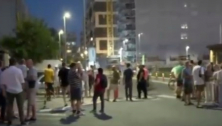 Šačica jada blokadera okupila se sinoć na Novom Beogradu ispred prostorija medijske kuće N1, a razlog za to je- krajnje bizaran.