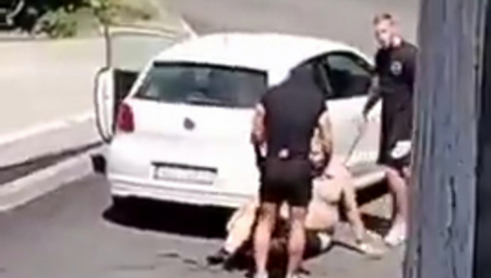 Na društvenim mrežama pojavio se stravičan snimak iz Užica, gde više njih prebijaju muškarca, dok jedna žena trči okolo i kuka, a druga snima sa terase