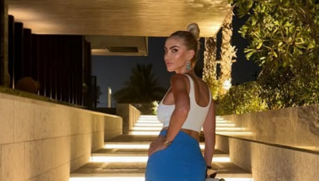 Pozirala je u bazenu u belom bikiniju, pokazujući izvajano telo