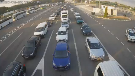 Prema informacijama Uprave granične policije dobijenim u 17.15, putnička motorna vozila se na graničnim prelazima naše zemlje najduže zadržavaju na izlazu na Batrovcima, i to četiri sata, saopštio je Auto Moto Savez Srbije.