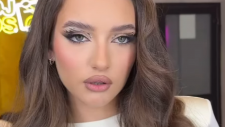 Dok jedni smatraju da je ovo veliki pad za mladu pevačicu koja je pokazala ogroman potencijal, drugi poručuju da je ovo samo privremeni posao i da prava karijera tek predstoji