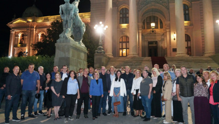 Ministri u Vladi Srbije i poslanici Srpske napredne stranke (SNS) okupili su se večeras, sedmi dan za redom, ispred Narodne skupštine, kako bi razgovarali sa građanima.