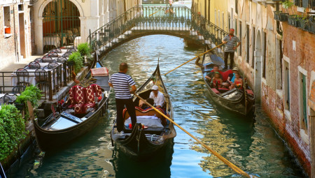 Snimak turista koji se spašavju iz kanala nakon prevrtanja gondole osvanuo je na mnogim mrežama.