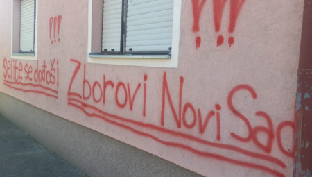 Više javno tužilaštvo oglasilo se nakon što su na porodičnoj kući studenta Vladimira Balaća, koji se od početka protivio nezakonitim blokadama, jutros osvanuli grafiti "Selite se dođoši" i "Zborovi Novi Sad"