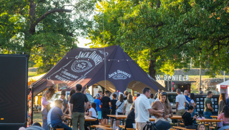 Donji grad Kalemegdana je još jednom potvrdio da je sjajno mesto okupljanja. Drugo izdanje Street Food Festivala “Gradski” završeno je uz odličnu posećenost i nezaboravnu atmosferu. Tokom četiri dana festival je posetilo više od 15.000 ljudi, uživajući u savršenom spoju hrane, piva i muzike na otvorenom