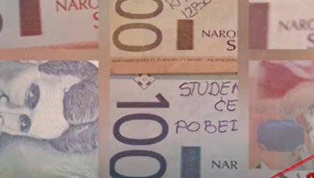 Možda do sada i najbesmislenija akcija koju su smislili blokaderi je ispisivanje političkih poruka na novčanicama. Da su dotakli apsurd svog umobolnog nasilja nad građanima Srbije svesni su i sami blokaderi, pa se njihova akcija našla i pod kritikom njihovih pristalica, jer čak i oni priznaju da je ovo vrhunac političke nemoći i očajničkog ponašanja.