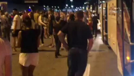 Gužve na granici između Srbije i Severne Makedonije ne mogu da pokvare dobru zabavu, pokazuje neverovatna scena sa graničnog prelaza Preševo