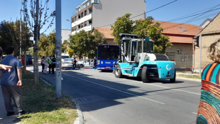 &amp;quot;VIDELA SAM DETE KAKO LEŽI NA ULICI, POVREĐENI SU IZLAZILI IZ KOLA&amp;quot; Prve slike i snimci iz Zemuna, stanari u šoku nakon tragedije (FOTO/VIDEO)