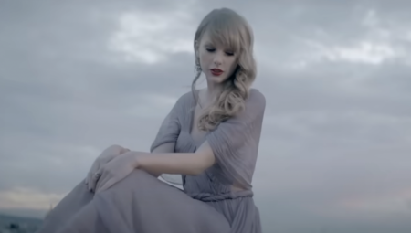 "Parasocijalno", izraz definisan kao "veza koju neko oseća prema poznatoj osobi koju zapravo ne poznaje", proglašen je za reč godine u rečniku Kembridža.