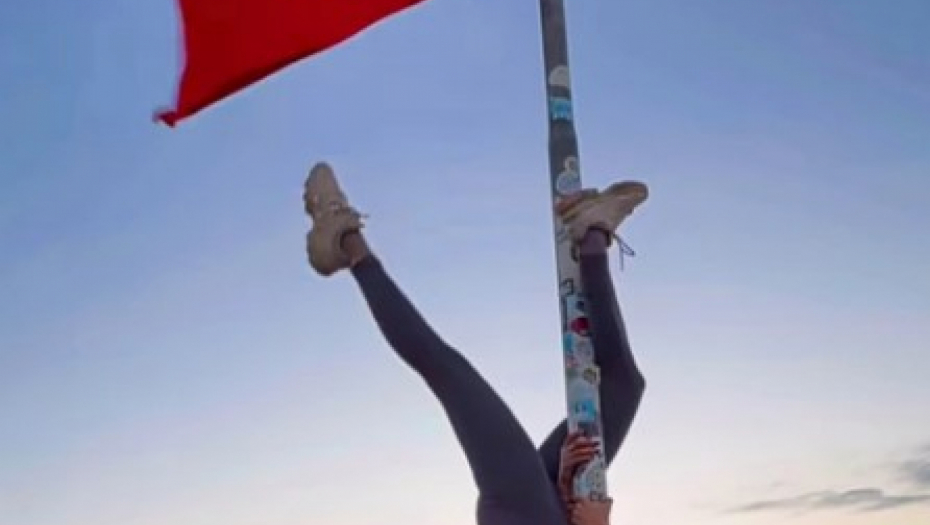 devojka igra oko zastave