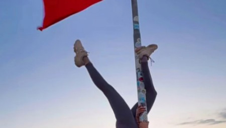 Influenserka iz Bosne i Hercegovine mogla bi da se suoči sa ozbiljnim pravnim posledicama nakon što je na Instagramu objavila video u kojem pleše oko jarbola sa turskom zastavom tokom odmora u Turskoj