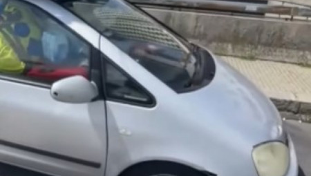 Automobil natovaren prtljagom od poda do plafona, pa i preko toga, ostavio je sve vozače na autoputu u šoku