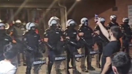 Blokaderi i večeras prave nered u Novom Sadu ispred Filozofskog fakulteta. Na čelu protesta Miran Pogačar i poznata ekipa aktivista, dok građani i policija trpe njihovo maltretiranje.