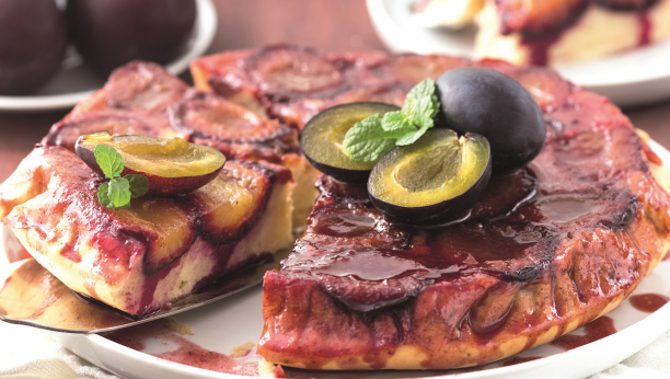 prevrnuti kolač sa šljivama