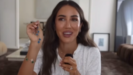 Sve je zabeležila kamerom, a svoje odušveljenje nakitom čija je cena oko 5.000 evra nije krila