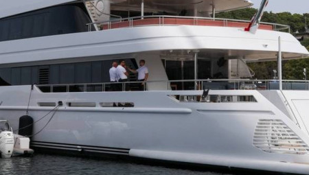 Dragan Šolak, vlasnik N1 i drugih blokaderskih medija, provodi se na jahti u Hrvatskoj dok u Srbiji pokušava da izazove građanski rat