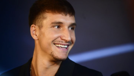 Popularni sportista oduševljava svojim igrama na košarkaškom terenu, a uvek je važio i za miljenika devojaka