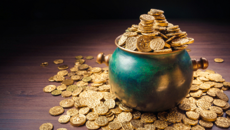 Jedna žena iz Češke doživela je pravo iznenađenje tokom šetnje u regionu Kutna Hora, kada je naišla na keramički ćup star oko 900 godina u kojem se nalazila ogromna zaliha od preko 2.150 srednjovekovnih srebrnih novčića – denara