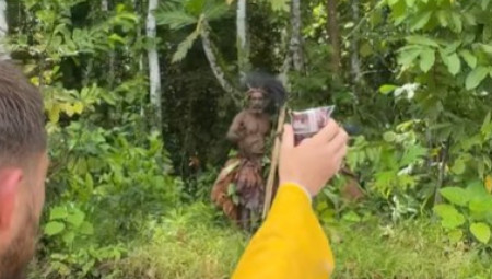 Turista i jutjuber Dara Tah doživeo je neizvesan trenutak kada je tokom posete netaknutom „kanibalskom plemenu“ u Indoneziji gotovo bio pogođen strelicom