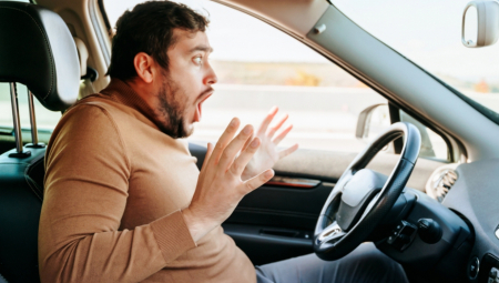 Van gradova vozače očekuje uobičajeni broj vozila karakterističan za sredinu radne sedmice, uz dobru prohodnost puteva, s tim što tokom jutra i večeri vidljivost može biti slabija zbog magle koje poslednjih dana često ima pored reka, kanala i u kotlinama, a koja i danas može otežavati vožnju, upozorava vozače AMSS.