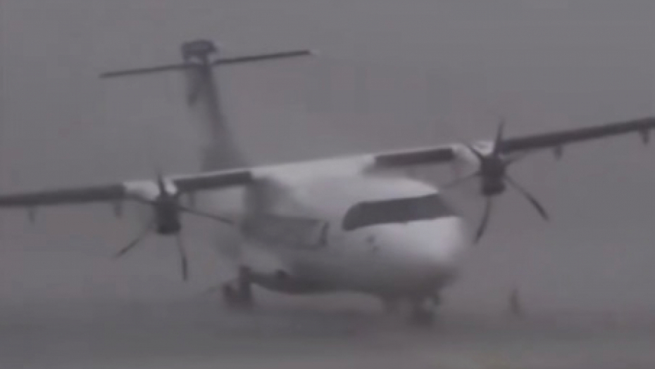 Avion u oluji na Korzici