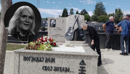 ​Na groblju se pojavio i sin Bore Đorđevića koji je odmah položio cveće na grob svog oca
