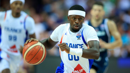 Prosečno tokom oktobra beležio je 14,9 poena i 6,8 asistencija.