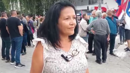 U okviru velikih mirnih okupljanja širom Srbije, večeras su se i građani Bujanovca okupili kako bi jasno poručili da su siti blokada i nasilja.